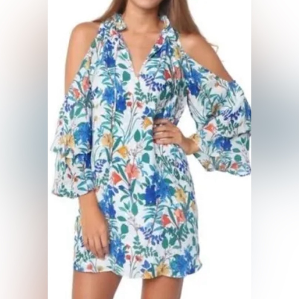 Beautiful & flattering resort style dress. V-Neck. Relaxed fit. Lightweight. M